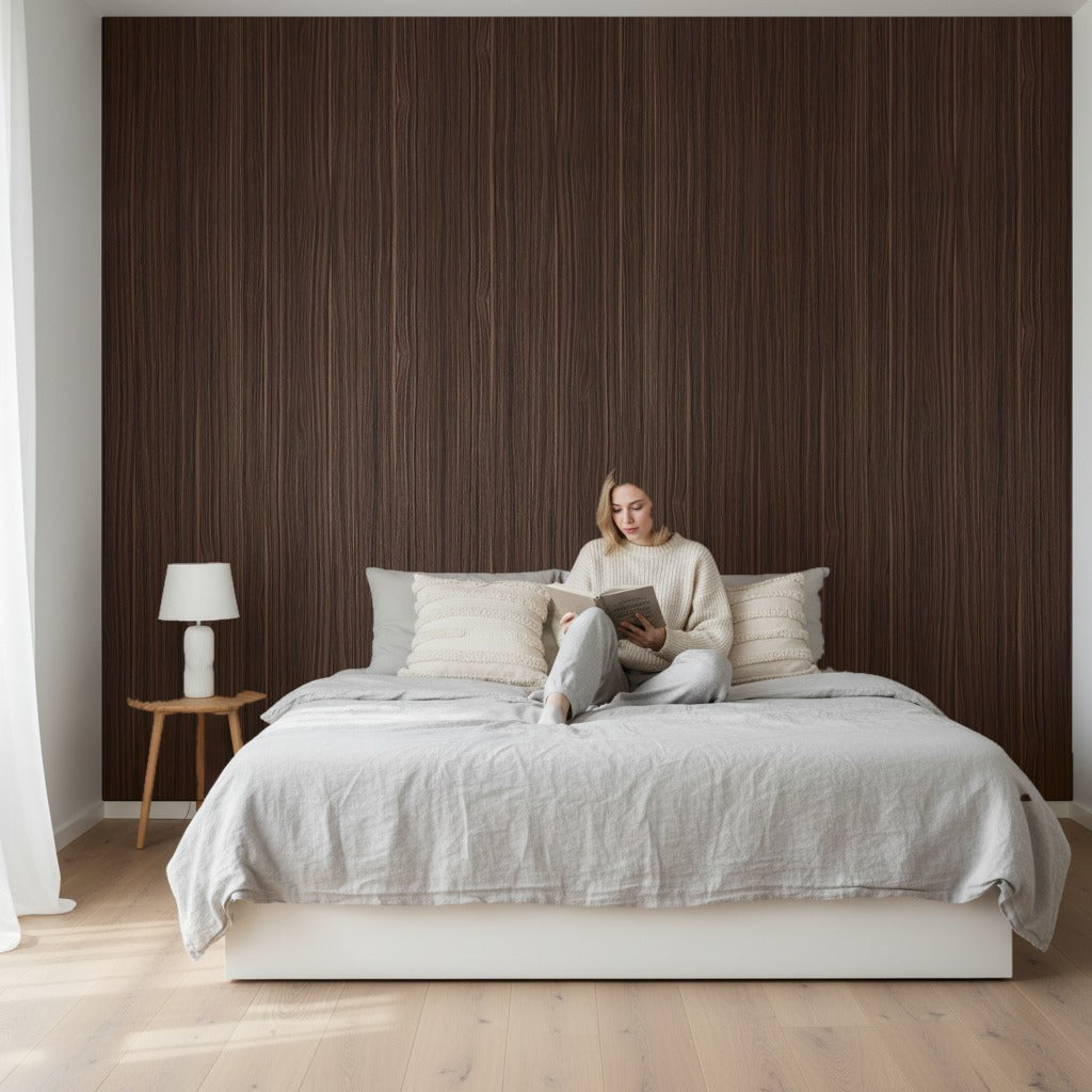 Wandpaneel 812 Walnut Deep als naadloze wand achter het bed in een slaapkamer